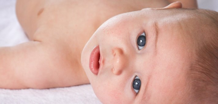 cover dojencek gleda