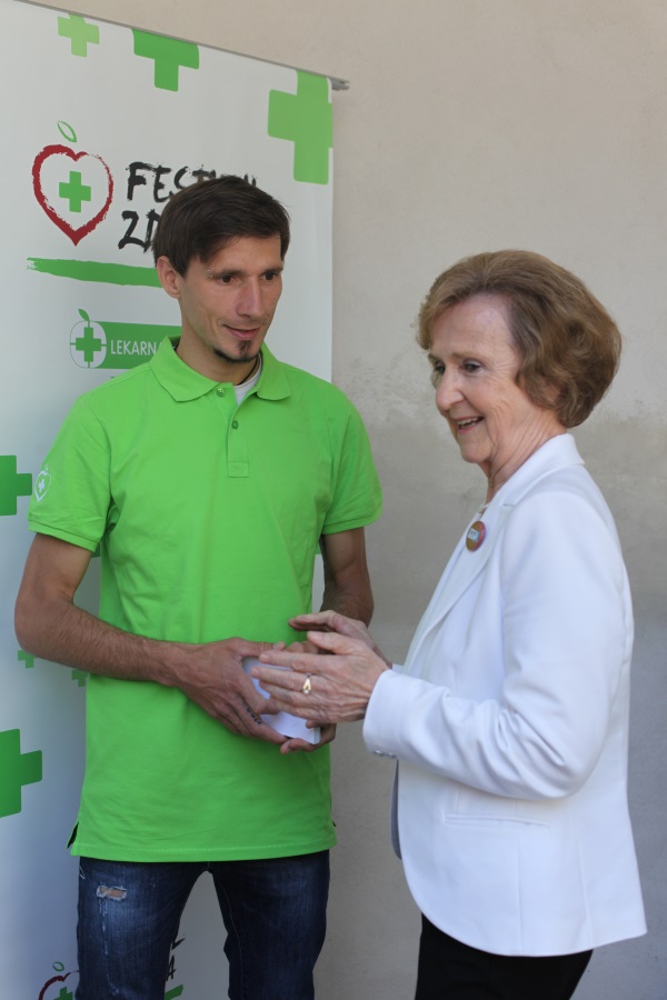 Robert Kranjec in dr. Marija Vegelj Pirc, predsednica DOB, Festival zdravja, 5. 6. 2016 Foto Ana Sophie Terglav