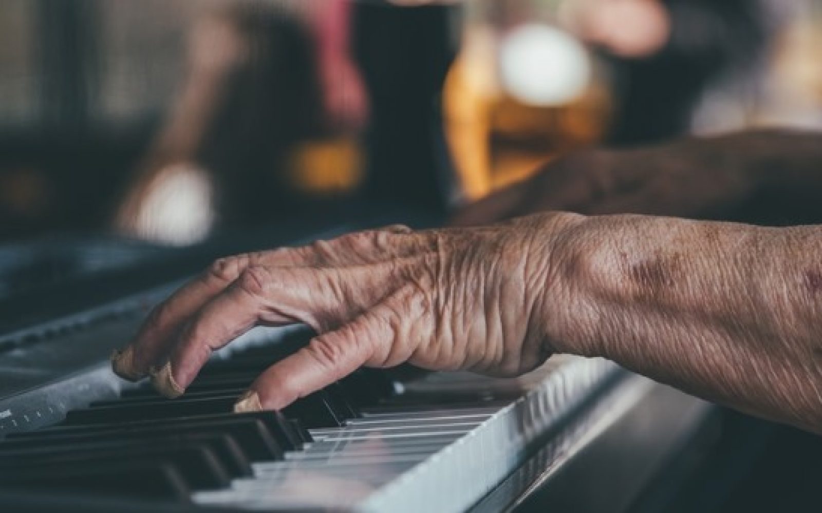 cover-starejsa-oseba-igranje