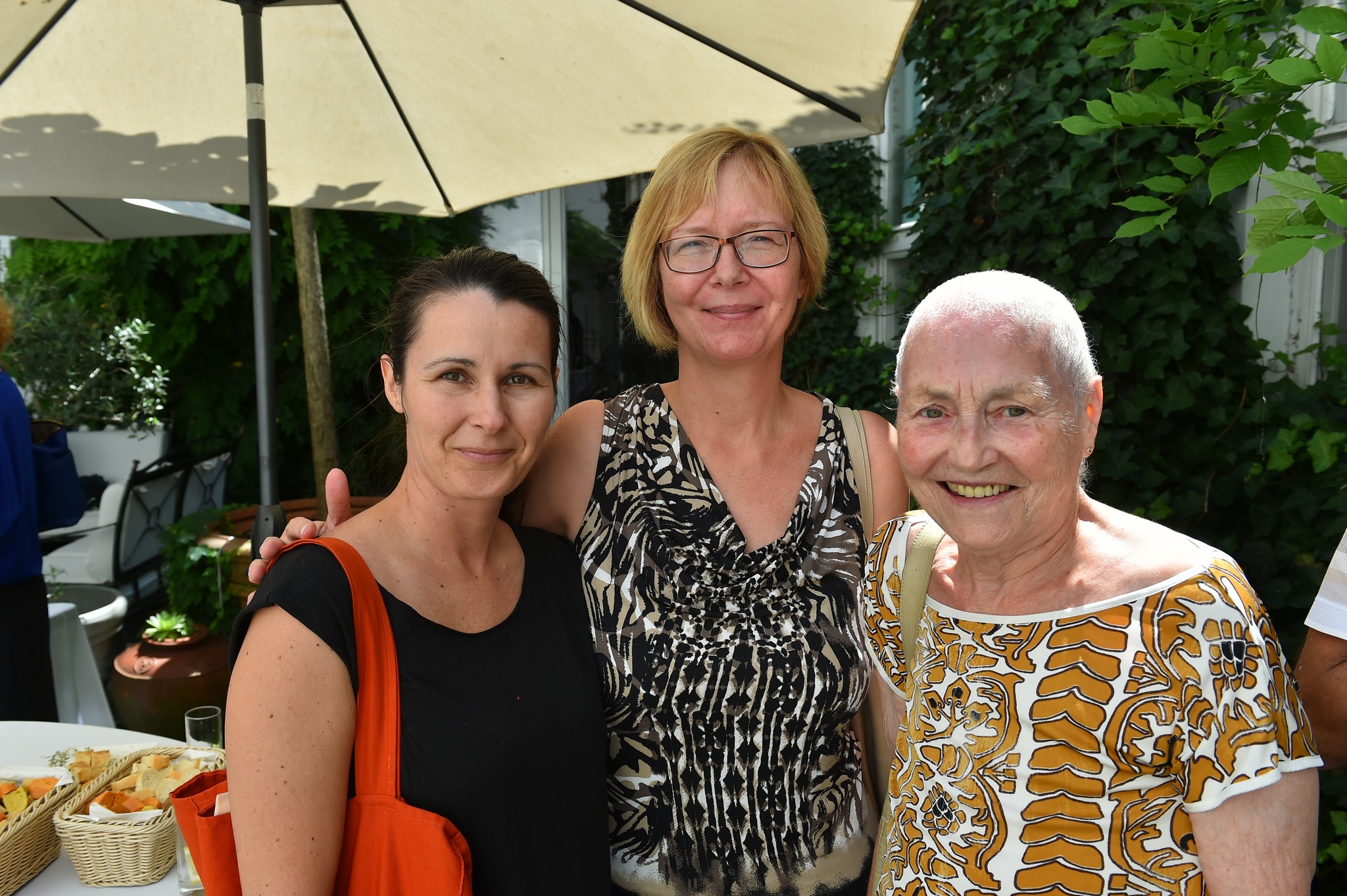 Od leve: Andreja Verovšek, vodja projektov Zavod Med.Over.Net, Maja Južnič Sotlar, novinarka revije Viva, Mojca Senčar, nekdanja predsednica združenja Europa Donna in ambasadorka