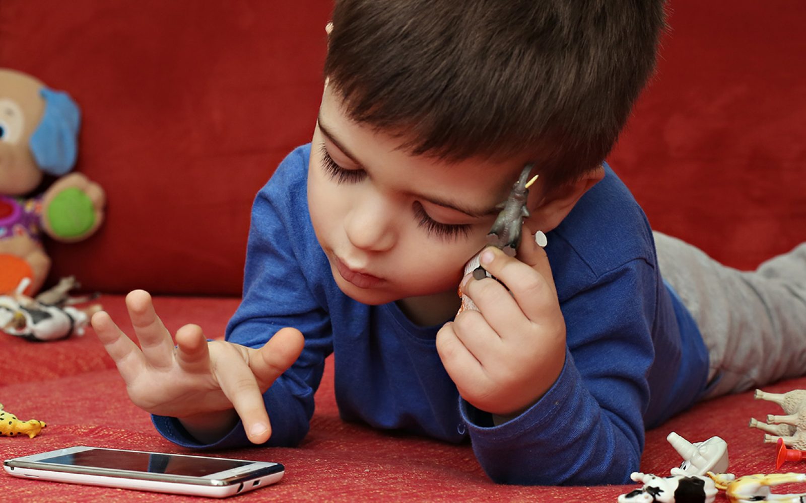 otrok in mobilni telefon