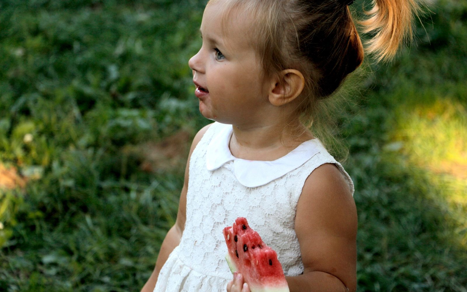 otrok deklica lubenica hrana