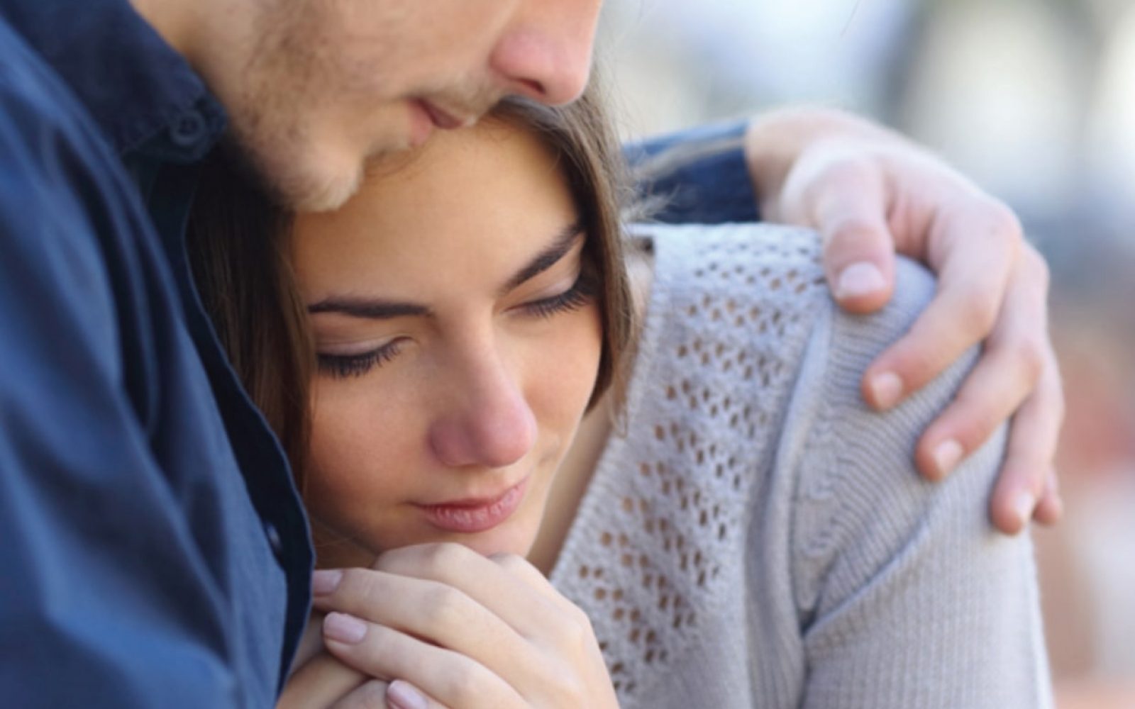 ZAKAJ TAKO BOLI? Ko zaradi samomora izgubimo najbližje - objem