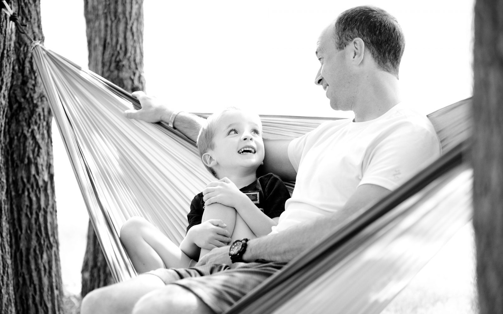 oče in sin druženje gugalna mreža