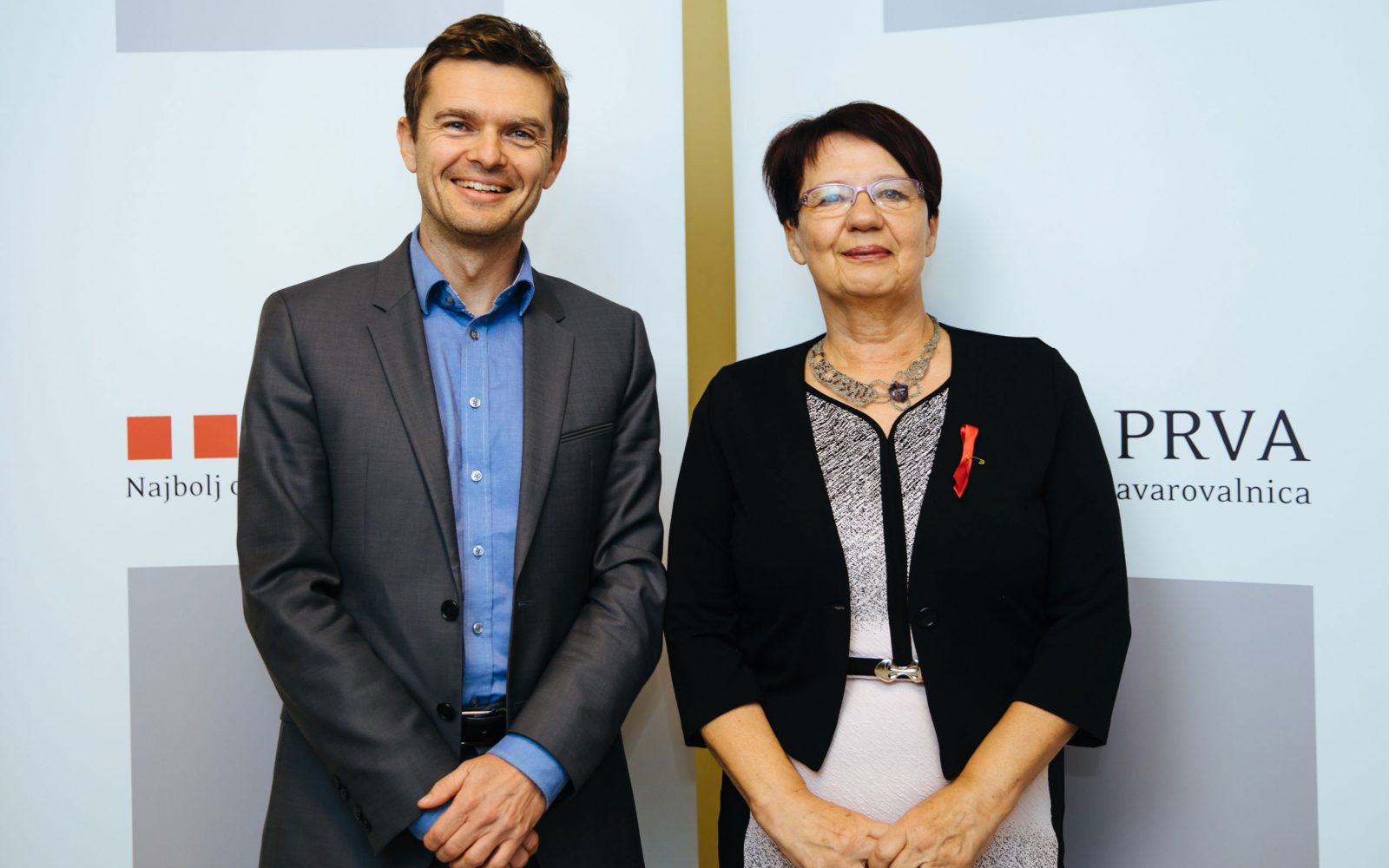 Izvršni direktor Prve osebne zavarovalnice Boštjan Škufca Zaveršek je donacijo simbolično predal županji občine Črna na Koroškem Romani Lesjak