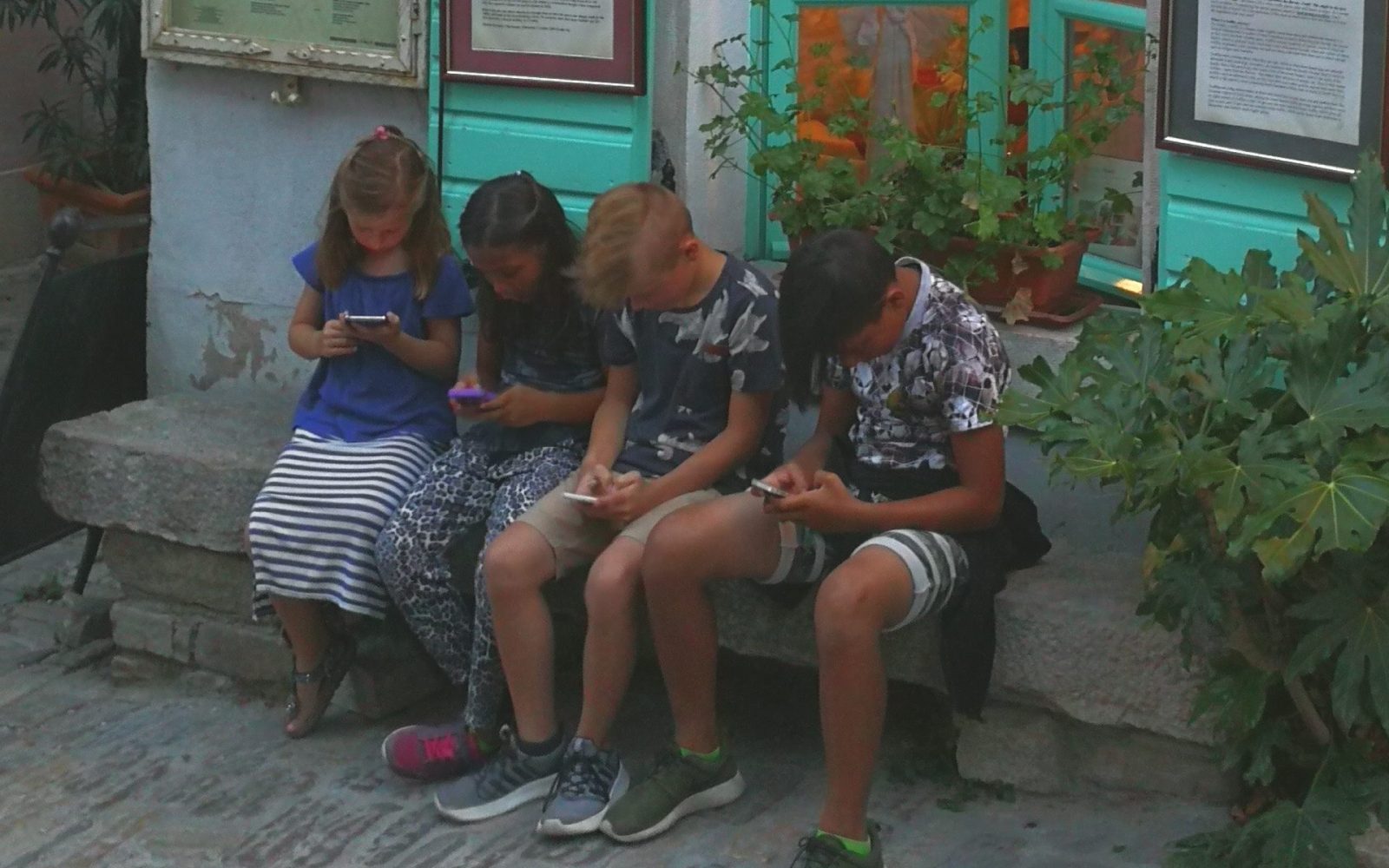 mladi, ekrani, mobilnik