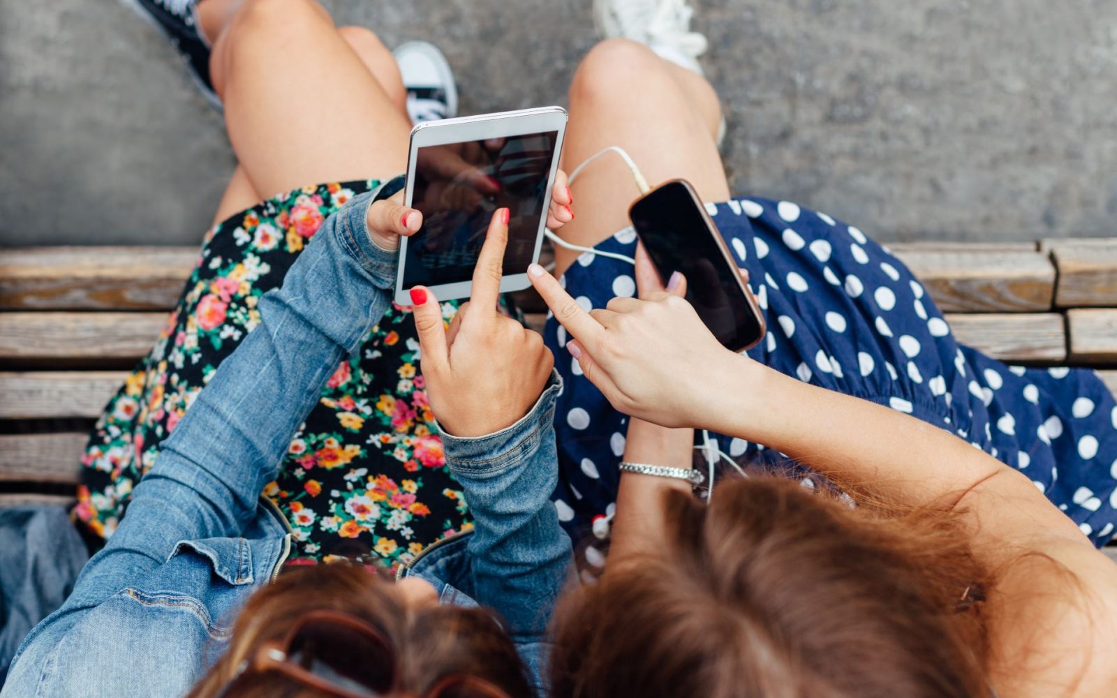 Najstnici gledata telefo - posvetovalnica od To sem jaz