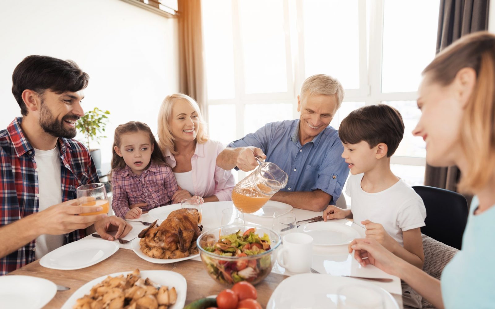 družina je za mizo hrana