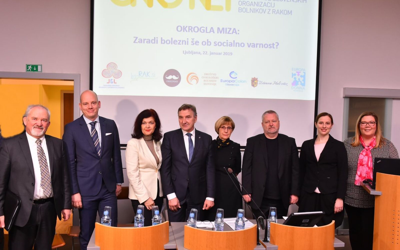 Udeleženci okrogle mize Onko Net Zaradi bolezni še ob socialno varnost?