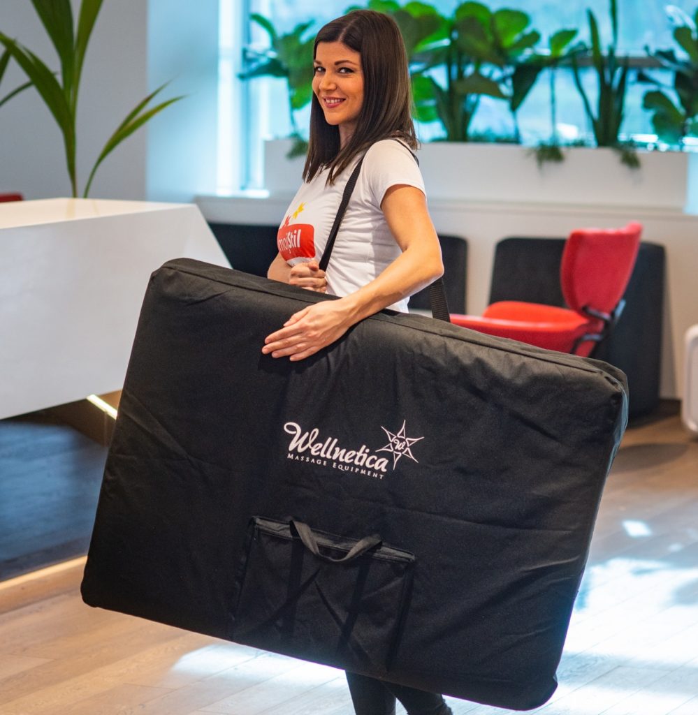 Ženska nosi prenosno masažno mizo