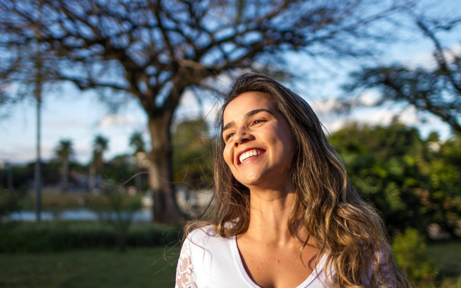 nasmejana zadovoljna ženska