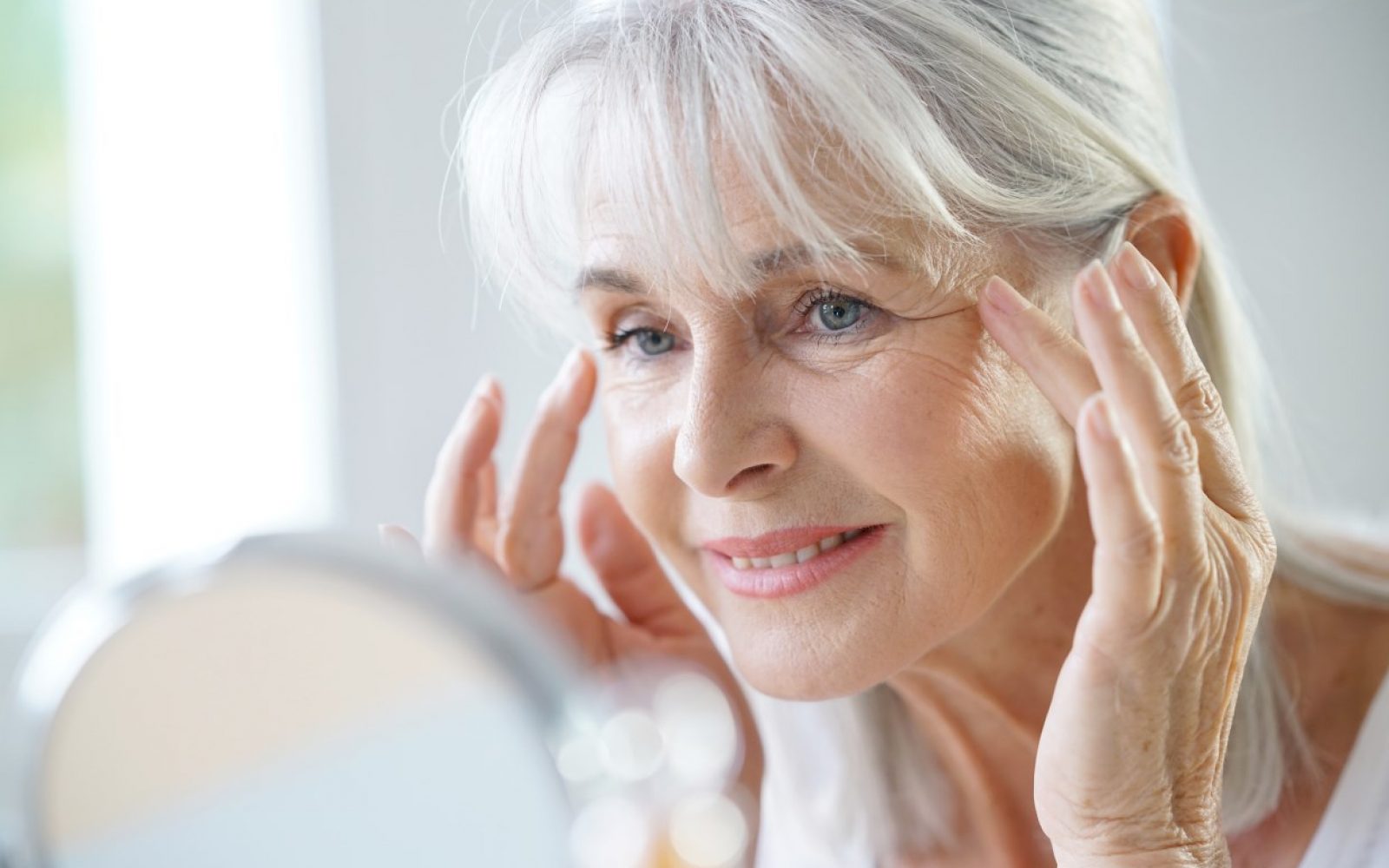 starejsa zenska v ogledalu