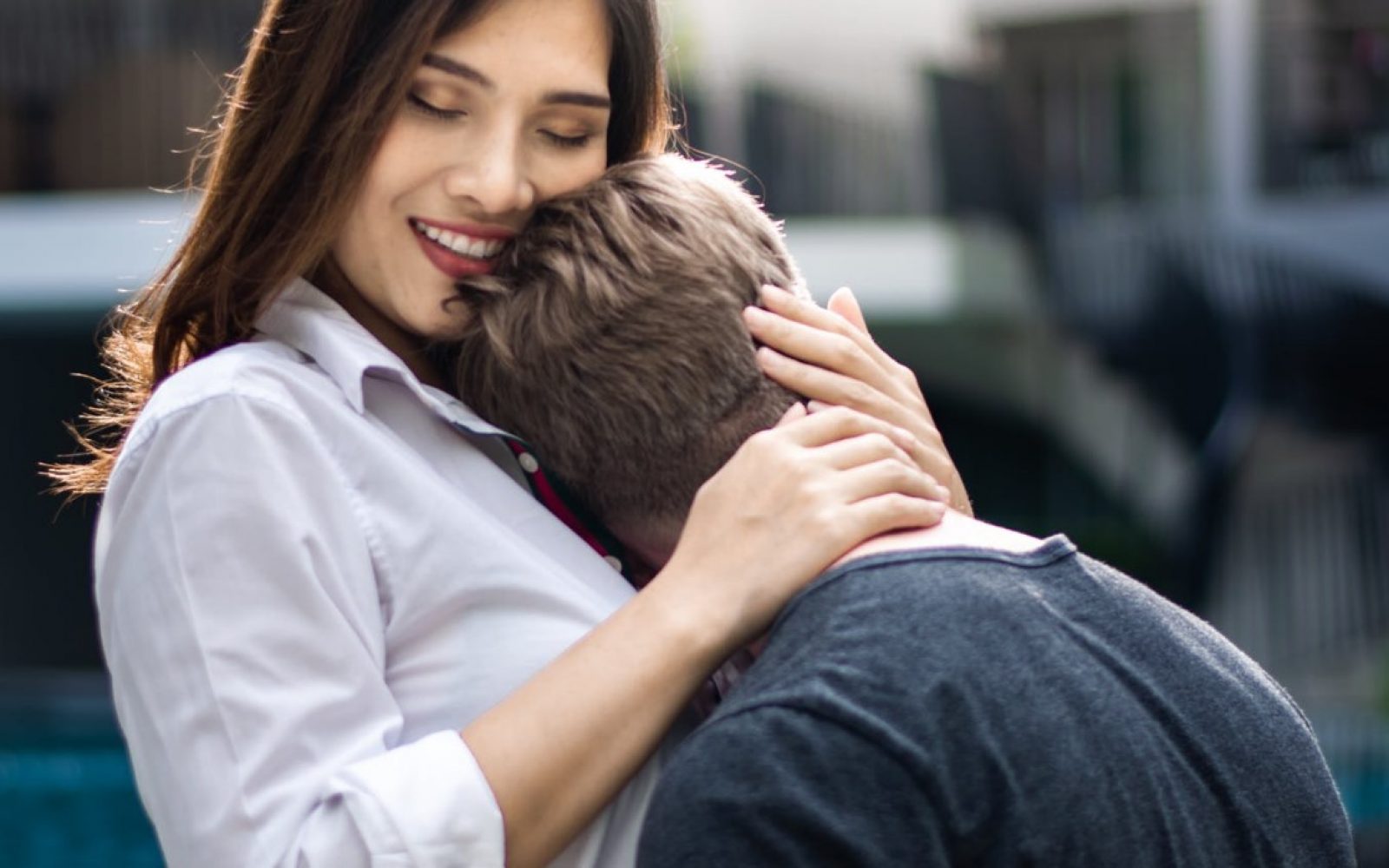 Ženska v objemu tolaži moškega