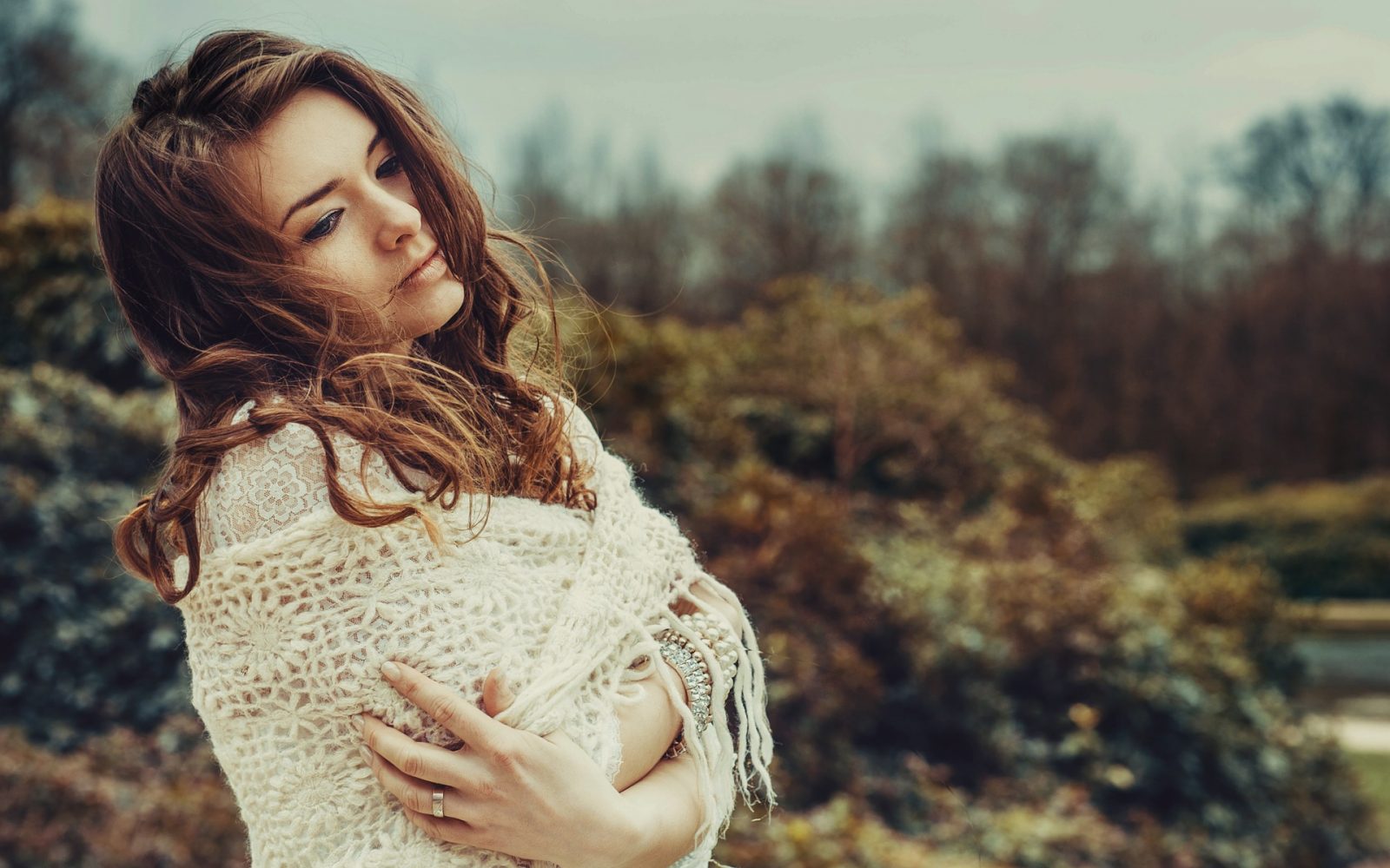 ženska zamišljena v naravi