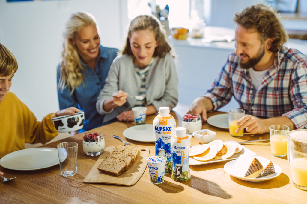 štiričlanska družina pri zajtrku