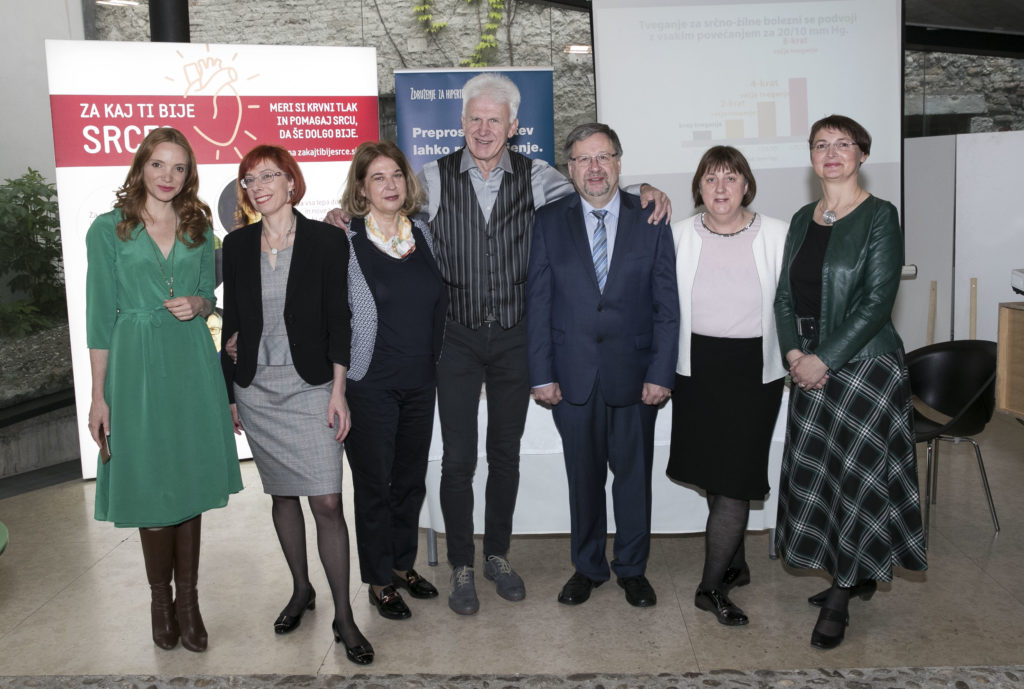Priznani strokovnjaki s področja hipertenzije v družbi Andreja Šifrerja in Mojce Mavec, ambasadorja projekta 'Za kaj ti bije srce?'.