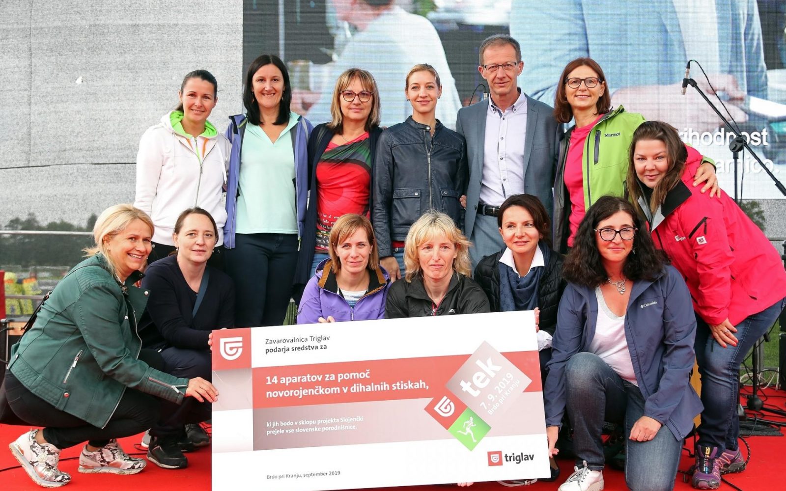 Prevzem donacije na Triglav teku