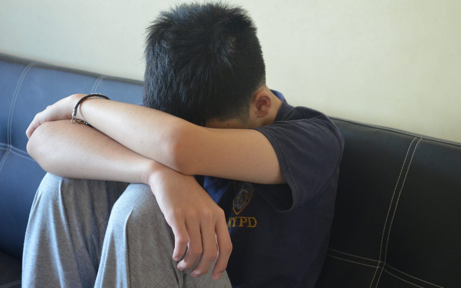 mlad fant najstnik v skrbeh