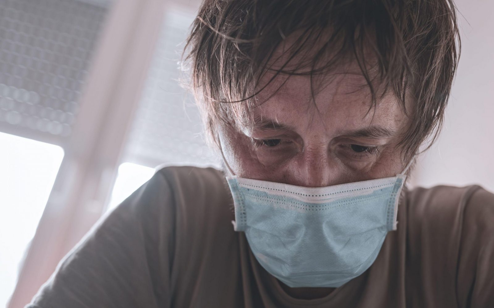 zaskrbljen moški v stresu, zaprt vase