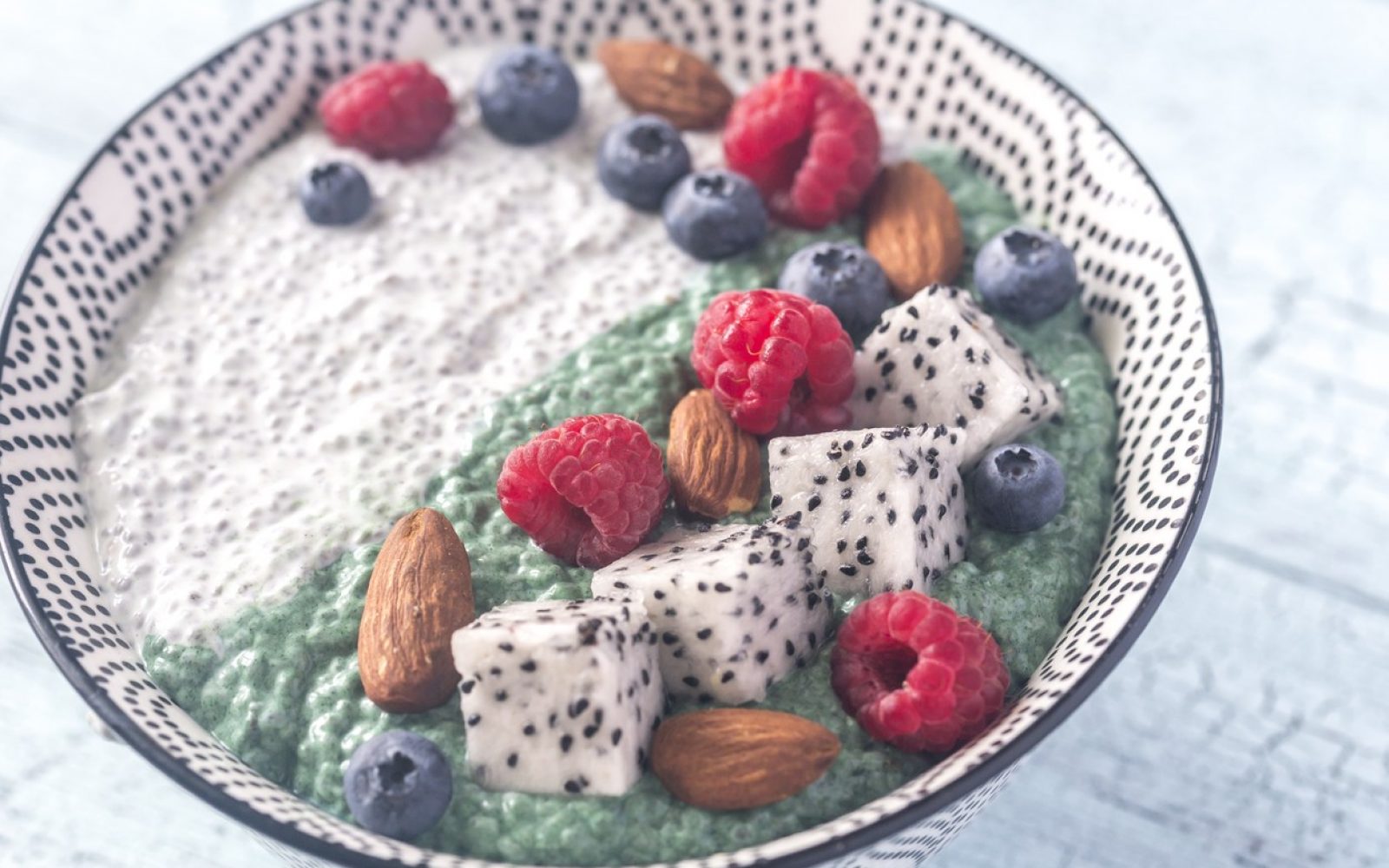 Superživila,superfoods,bovla s kašo, malinami in mandlji