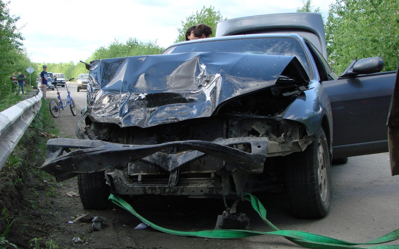 Od trka poškodovan avto