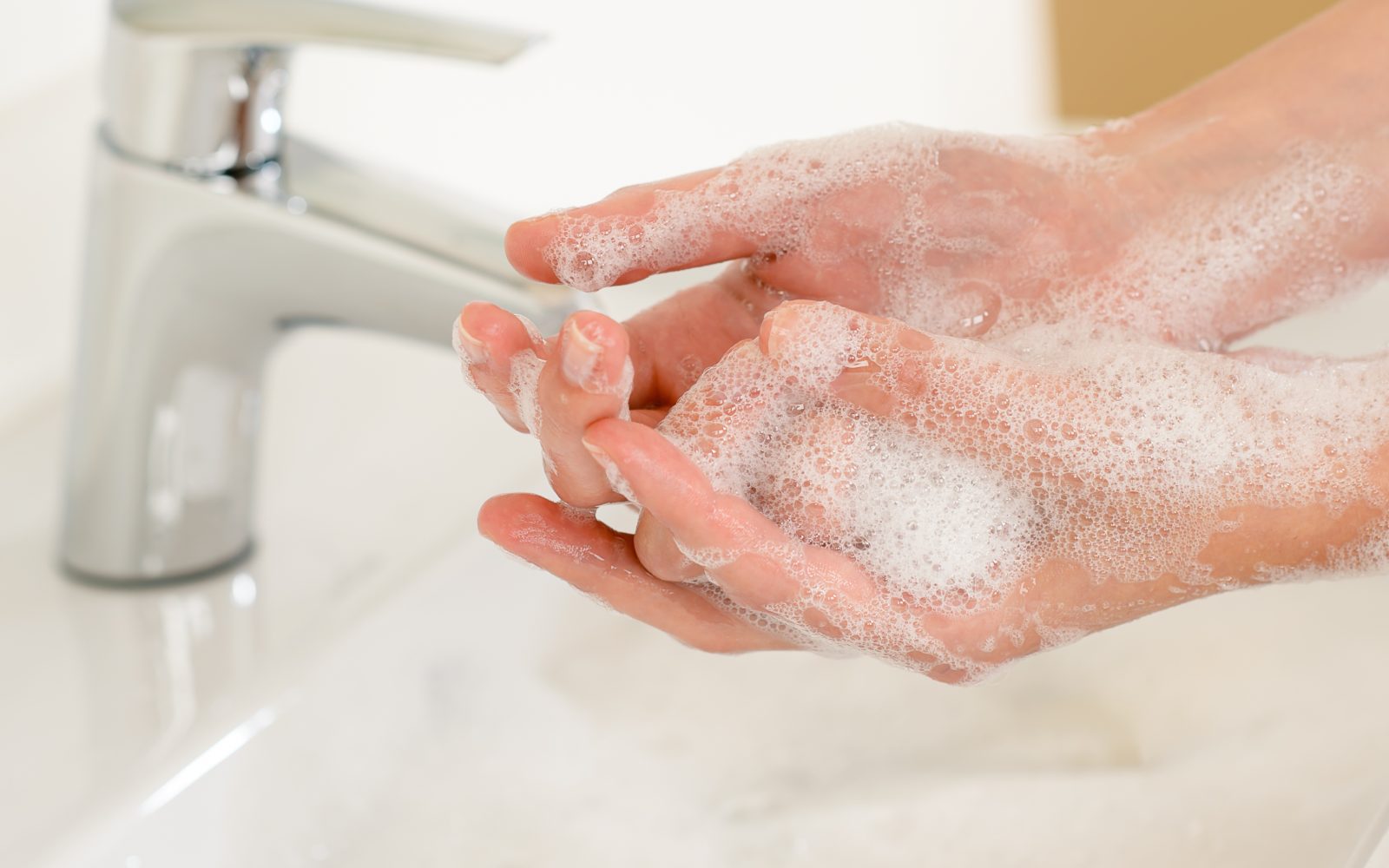 Oseba si z milom umiva roke