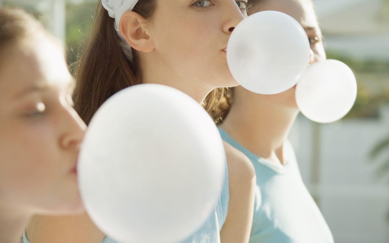 Deklice žvečijo žvečilni gumi in delajo balončke