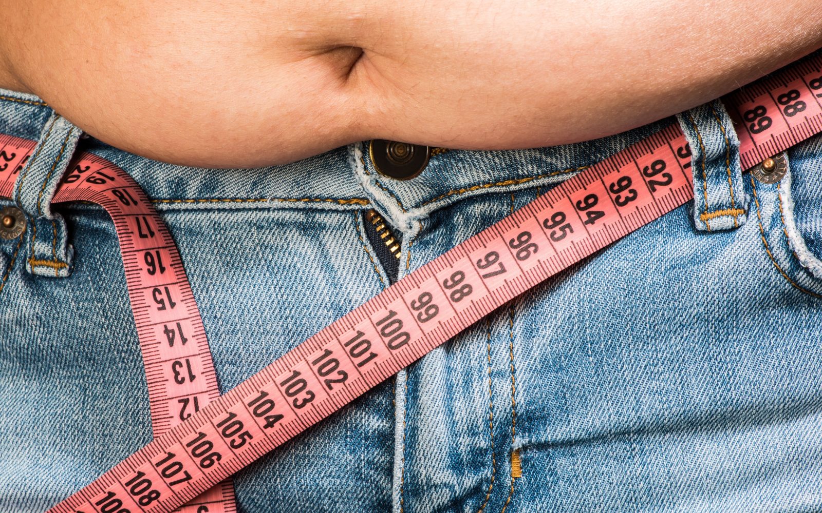 merjenje obsega trebuha z metrom