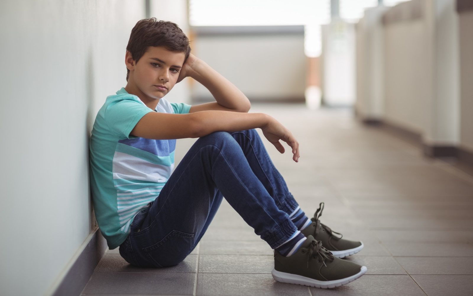 Žalosten najstnik na hodniku sole