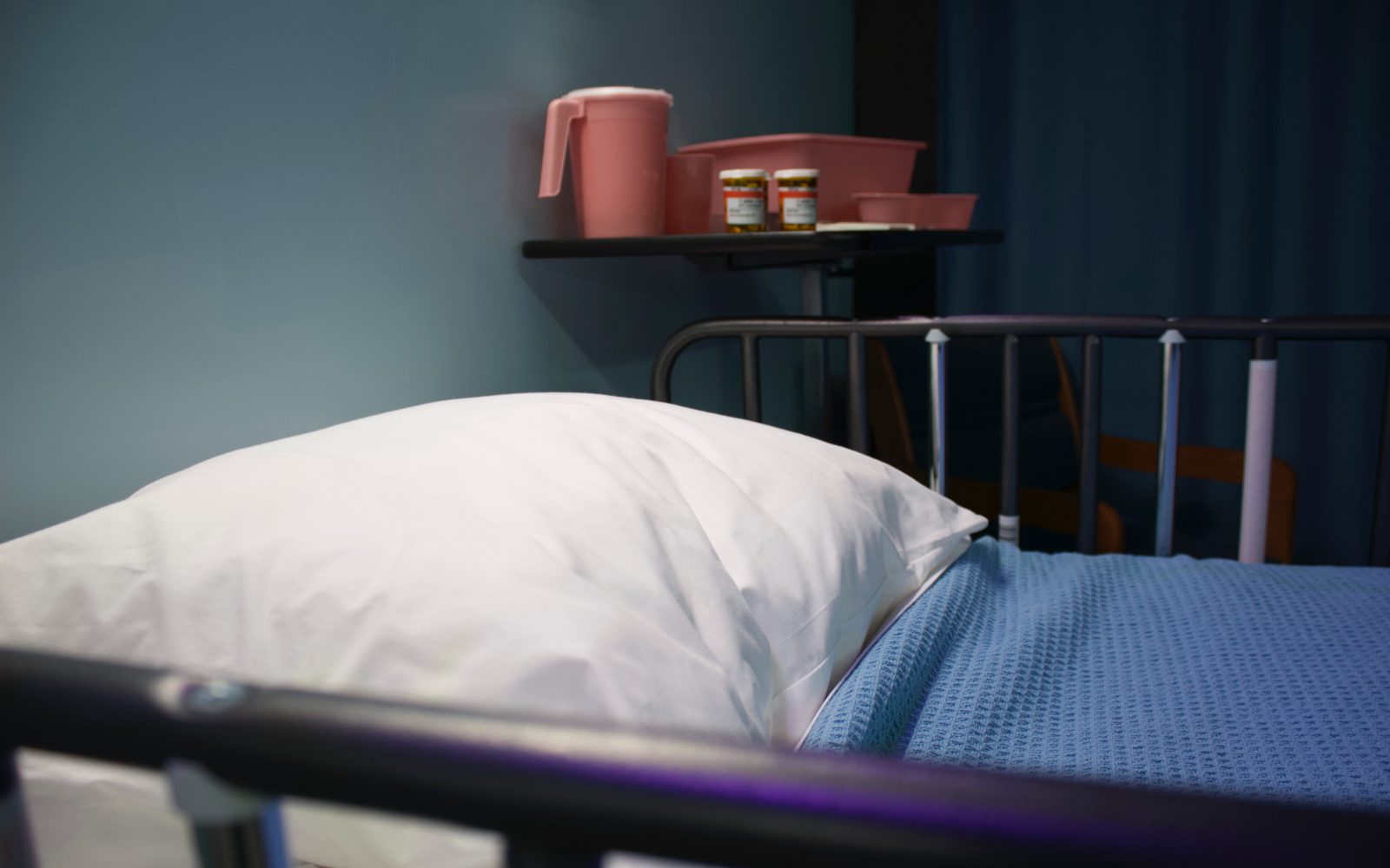 Prazna bolniška postelja