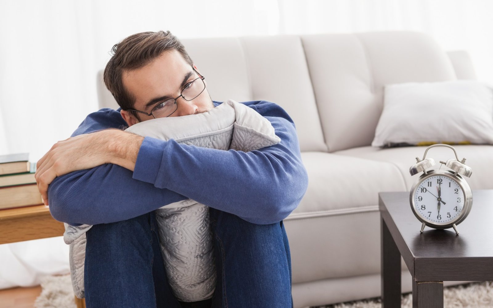 Depresiven mlad moški v svoji dnevni sobi