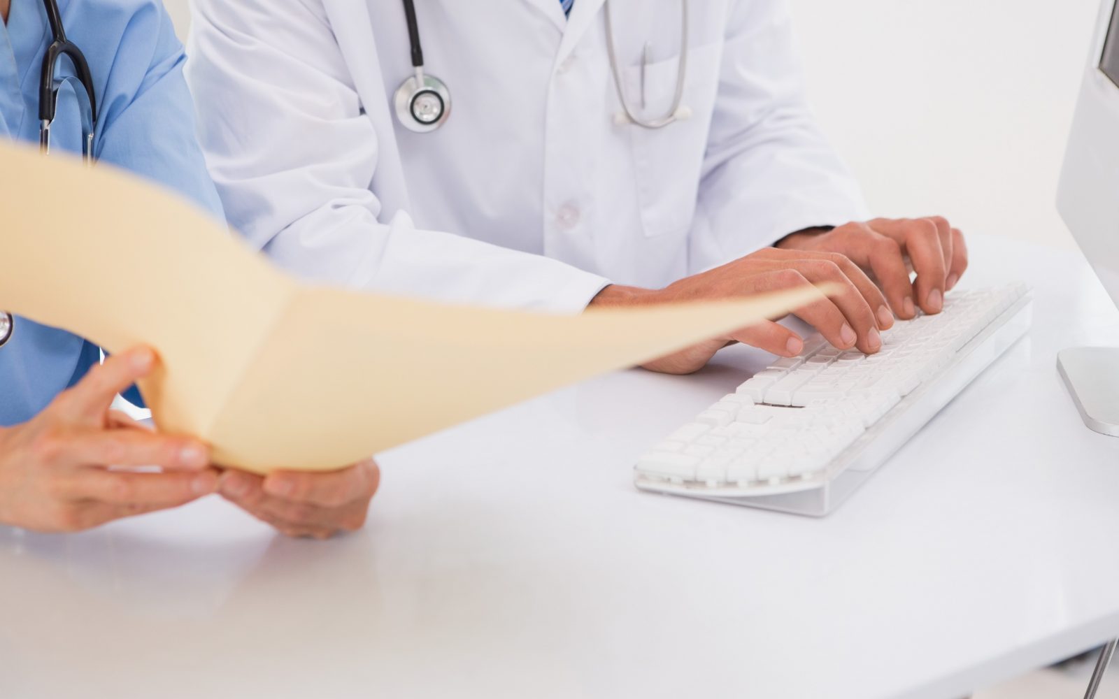 Zdravnik gleda v kartoteko