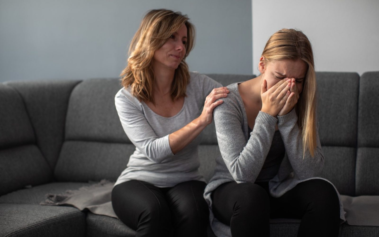 Prijateljica skuša potolažiti prijateljico