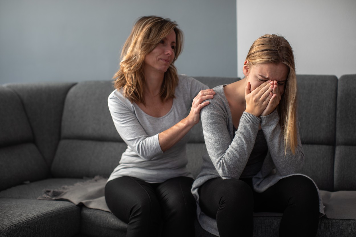 Prijateljica skuša potolažiti prijateljico