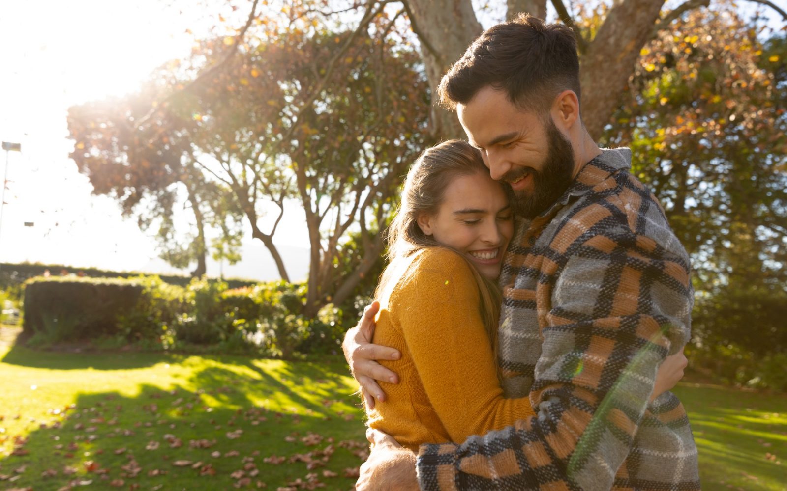 zaljubljen par v objemu