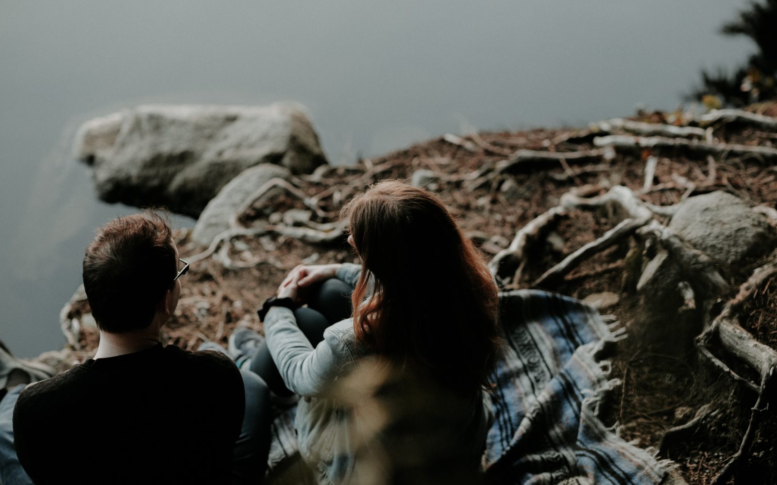 Par sedi na skalah in se pogovarja