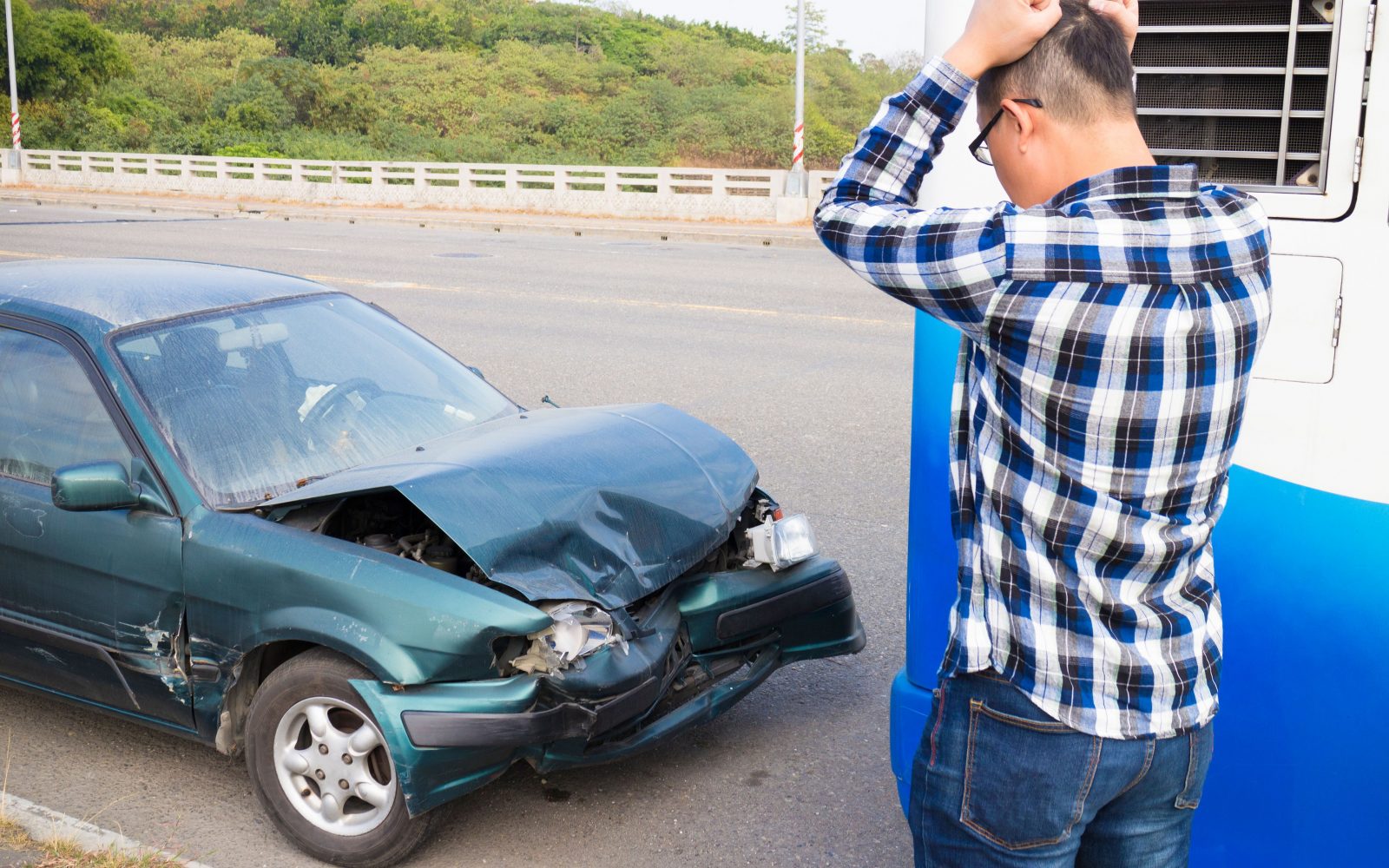 Mladostnik gleda v razbit avto