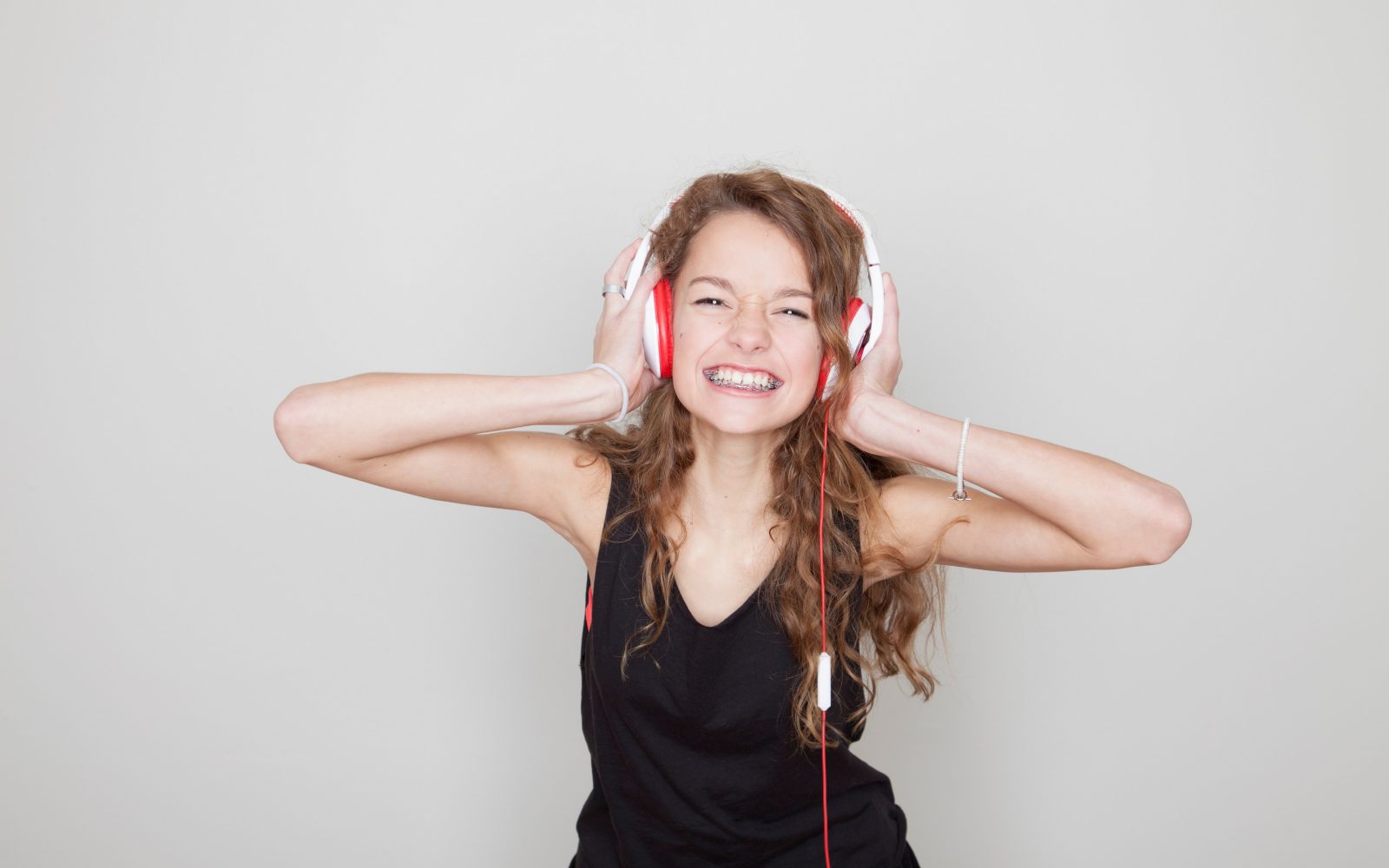 Najstnica s slušalkami