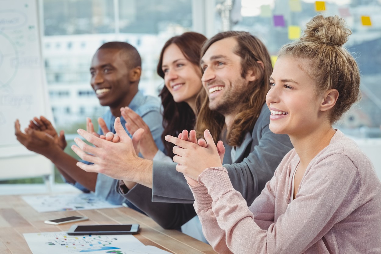 Ljudje na sestanku ploskajo