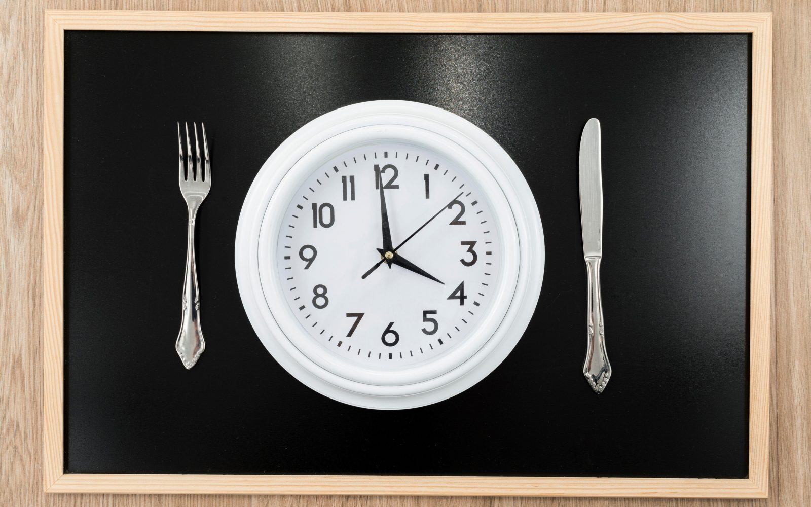 Ura na pladnju z vilico in nožem