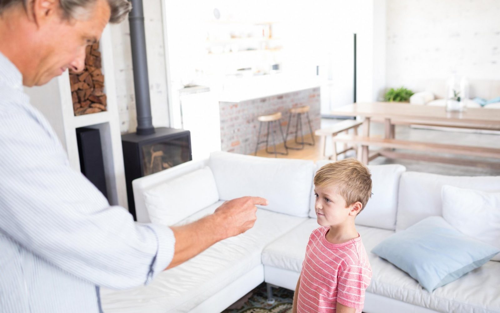 Jezen oče na sina, ga kaznuje