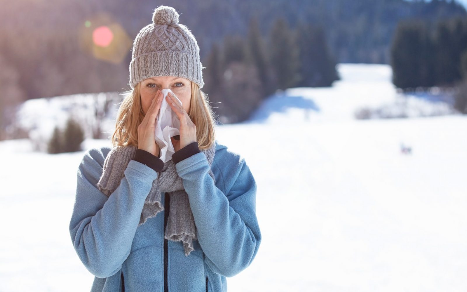 Ženska si briše nos