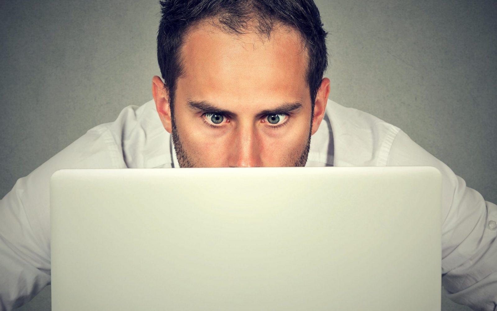 začuden moški ekran