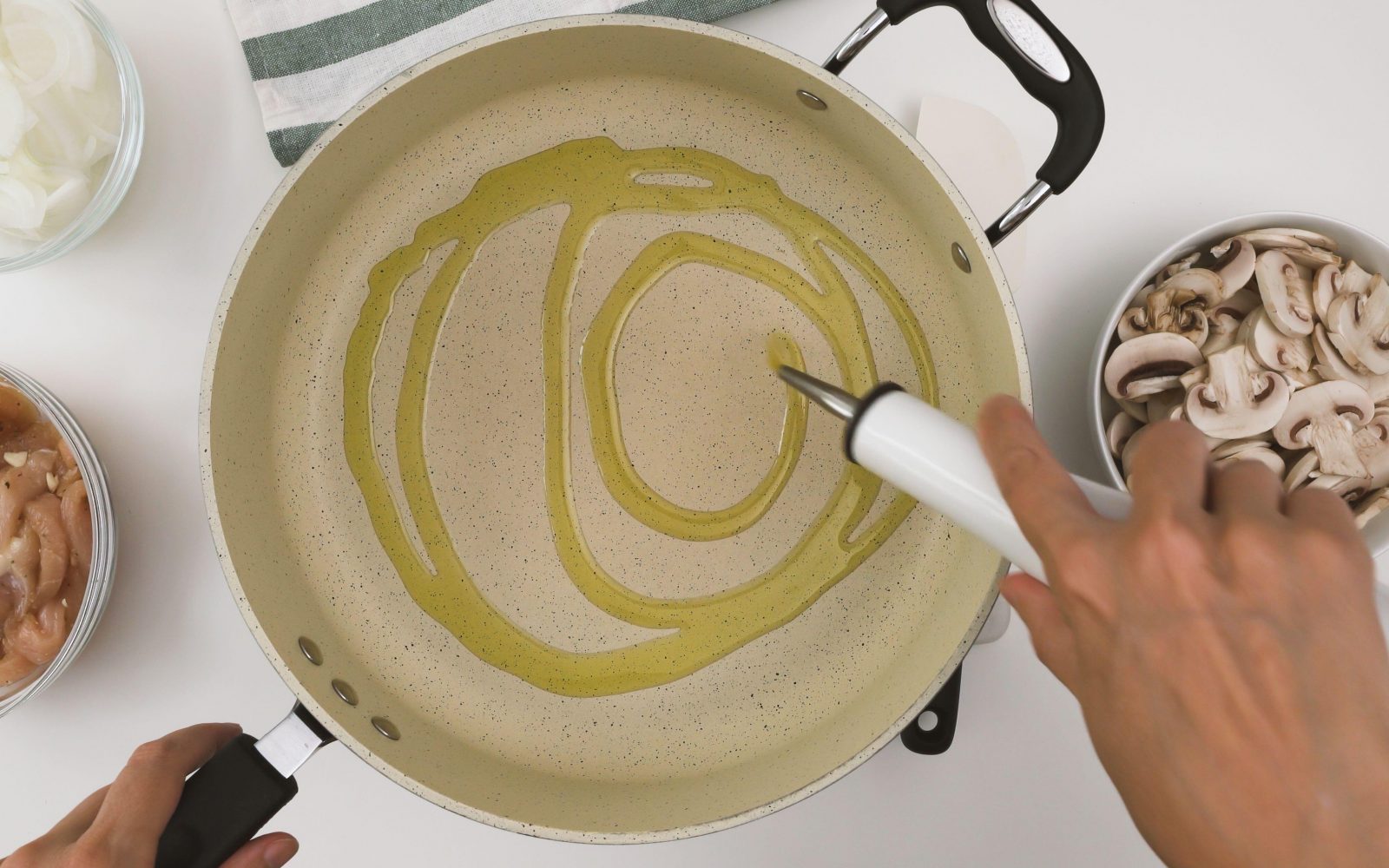 Olivno olje pir segrevanju v ponvi