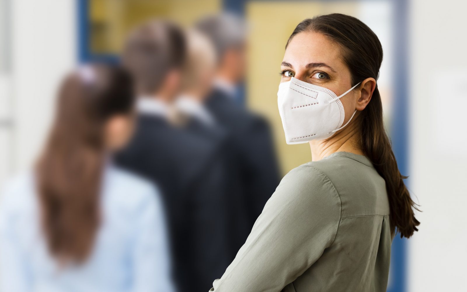 ljudje stojijo v vrsti