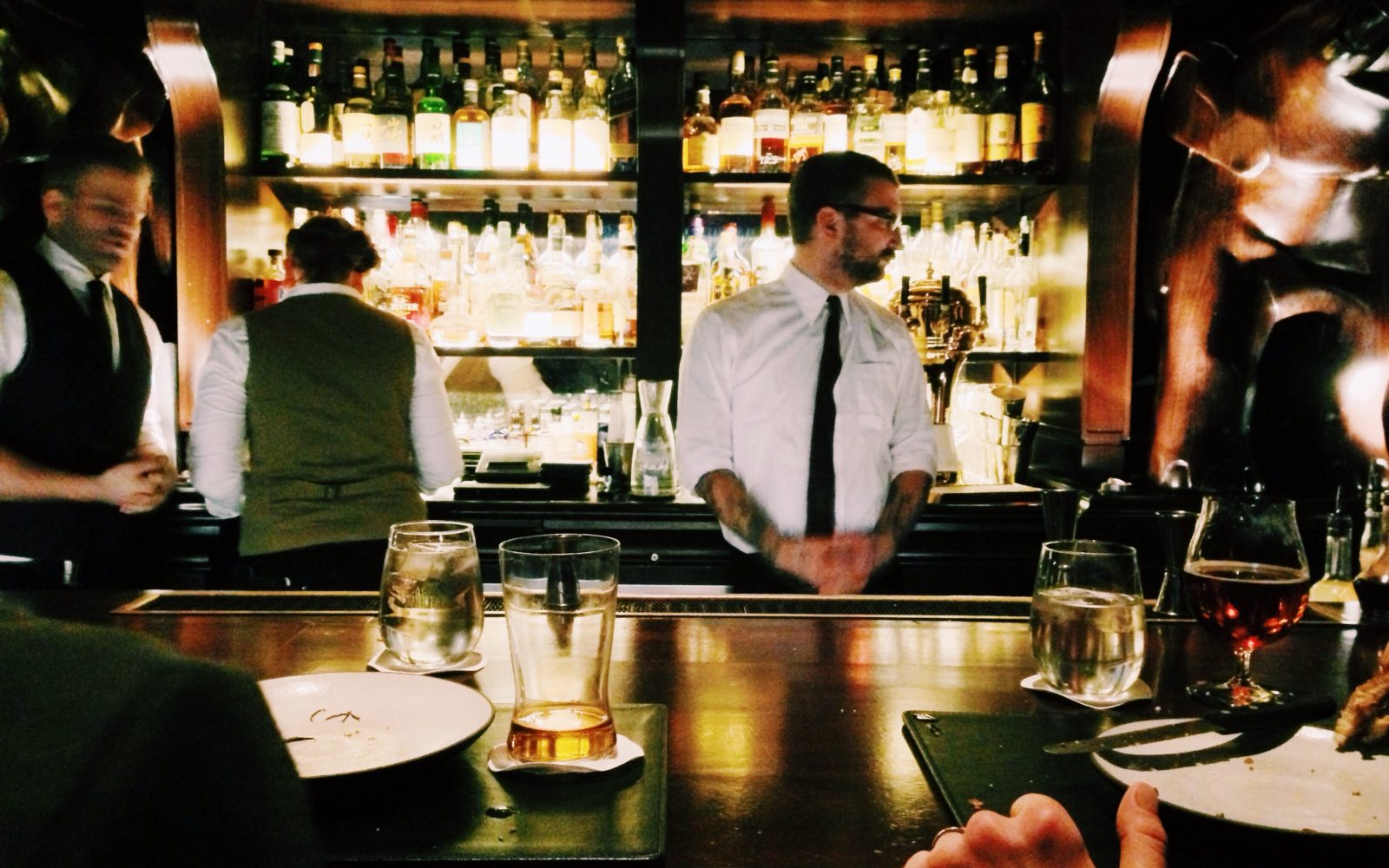 Natak stoji za šankom v lokalu