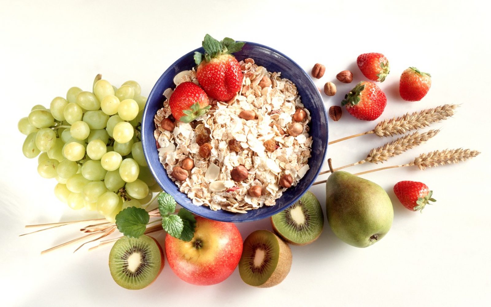 Skleda s kosmiči in sadjem