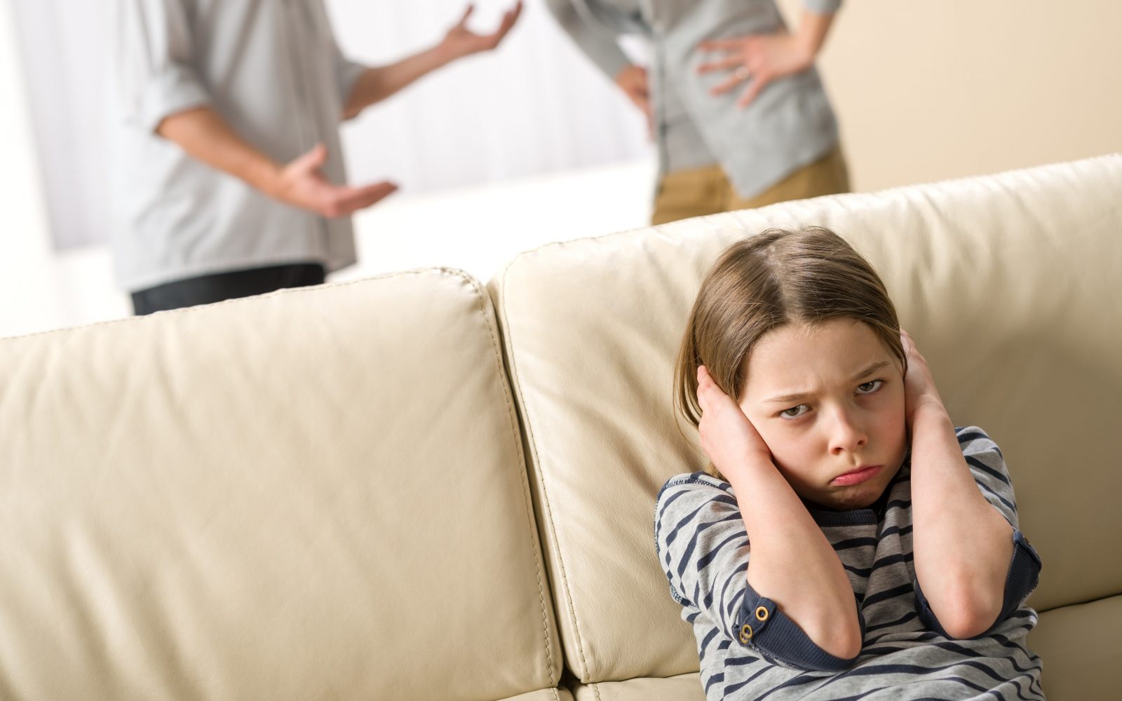 starši se kregajo pred otrokom