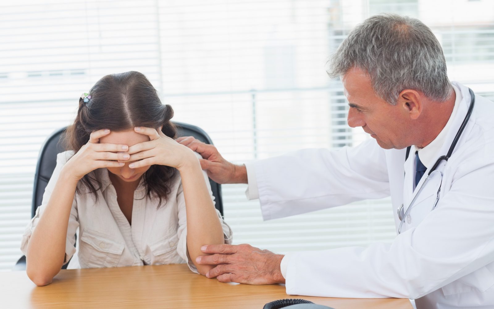 zdravnik poda diagnozo pacientu