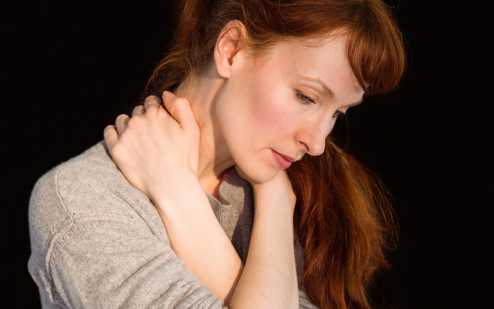 Zaskrbljena dolgolasa ženska se objema